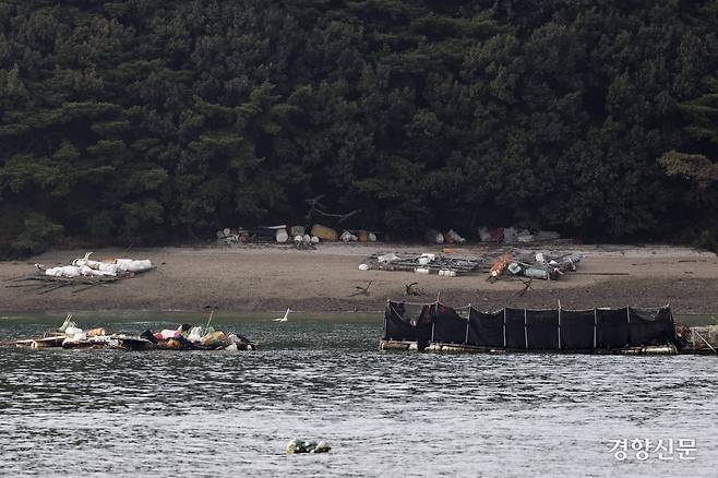9월 30일 충남 보령시 오천항에서 바라본 해안에 폐양식장 어구들이 쓸려와 있다. 보령 l 문재원 기자