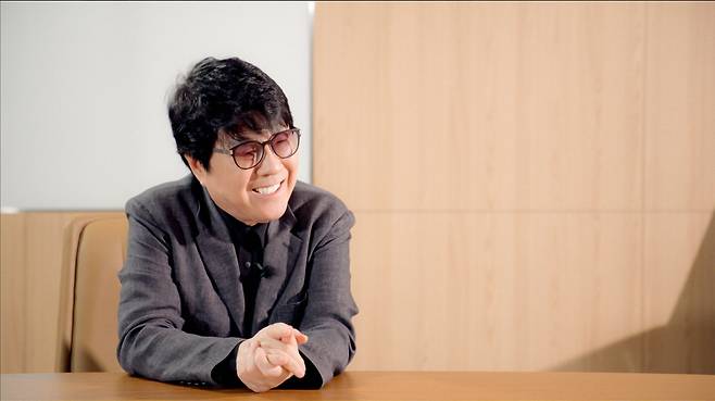 <바람이 전하는 말>에서 가수 조용필이 작곡가 김희갑에 대해 이야기하고 있다. 판씨네마 제공