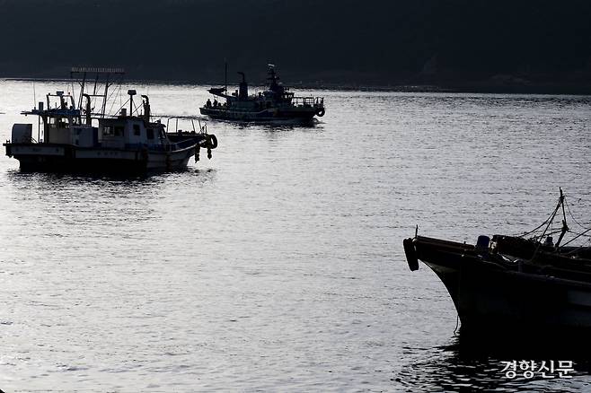 오천항으로 들어오는 어선과 낚시배들. 보령 l 문재원 기자