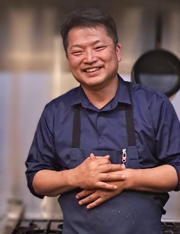 부산의 파인 다이닝 ‘셰프 곤’의 신영곤 오너 셰프.