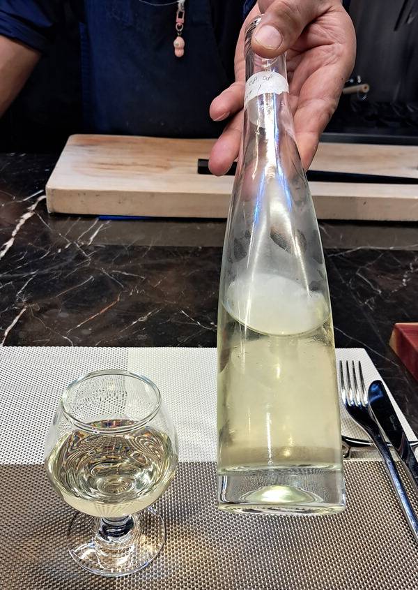 셰프 곤 코스요리와 페어링한 ‘40계단 발효소’의 약주.