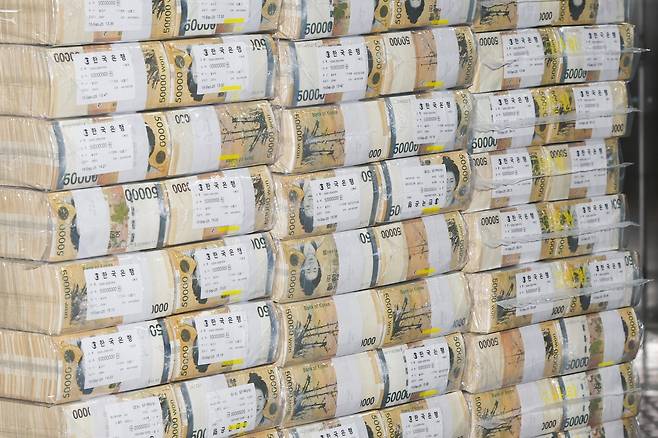 Stacks of banknotes at the Bank of Korea's headquarters in central Seoul (Newsis)