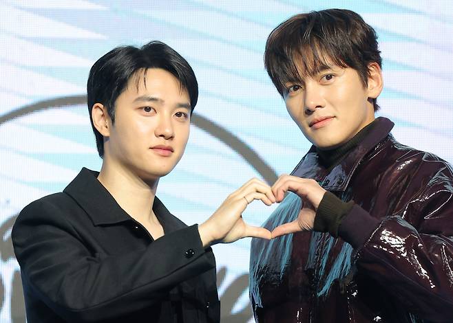 Actors Doh Kyung-soo, left, and Ji Chang-wook from Disney+'s series ″The Manipulated″ pose for photos during the show's press conference held at the Conrad Seoul hotel in western Seoul on Nov. 3. [NEWS1]