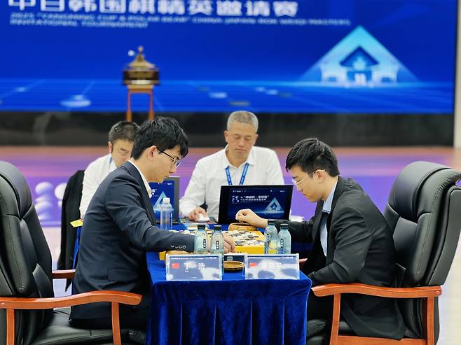 세계 바둑 랭킹 1위 신진서 9단이 빠진 초대 양밍배는 중국 잔치였다. 딩하오 9단(왼쪽)이 ‘중국 내전’으로 펼친 4강과 결승을 모두 승리하면서 초대 챔프에 올랐다. 한국기원 제공