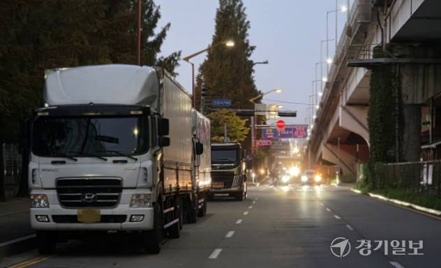 부천 상동 순환도로 야간에 대형 화물차들이 불법으로 주차돼 있다. 김종구기자