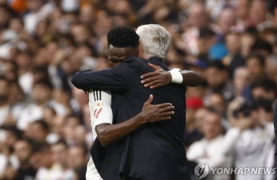 비니시우스 주니오르와 포옹하는 카를로 안첼로티 감독. 사진[EPA=연합뉴스 자료사진]