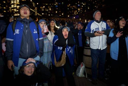 월드시리즈 7차전을 길거리에서 지켜보는 토론토 시민들. 사진[AFP=연합뉴스]