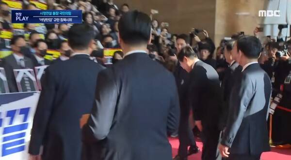 ▲ 이재명 대통령이 4일 국회 예산안 시정연설을 하러 본관 로텐더홀을 지나는 도중 재판받으라며 항의하는 국민의힘 의원들에 다가가 고개 숙여 인사하고 있다. 사진=MBC 영상 갈무리
