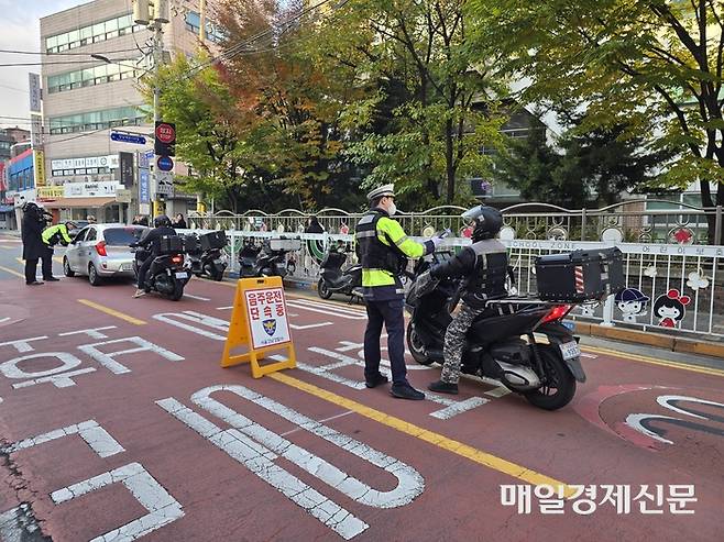 4일 경찰이 서울 강남구 논현초등학교 정문 앞에서 음주운전, 정지선 위반 등을 단속하고 있다. [양세호 기자]