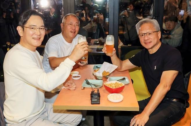 젠슨 황 엔비디아 최고경영자가 지난달 30일 서울 삼성동 한 치킨집에서 이재용 삼성전자 회장, 정의선 현대차그룹 회장과 치맥 회동을 하며 기념 촬영을 하고 있다. [뉴스1]