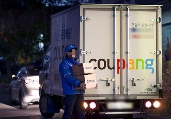 한밤 새벽에 쿠팡 배송기사가 물품을 나르고 있다. [쿠팡]