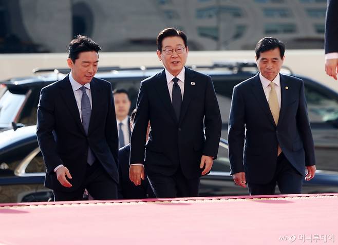 (서울=뉴스1) 국회사진기자단 = 이재명 대통령이 4일 오전 서울 여의도 국회에서 시정연설을 위해 이동하고 있다.2025.11.4/뉴스1  Copyright (C) 뉴스1. All rights reserved. 무단 전재 및 재배포,  AI학습 이용 금지. /사진=(서울=뉴스1) 국회사진기자단