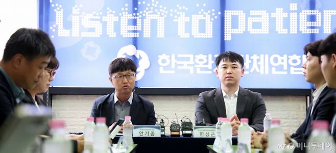 [서울=뉴시스] 김선웅 기자 = 안기종 한국환자단체연합회 대표와 한성존 대한전공의협의회 비상대책위원장이 28일 서울 영등포구 한국환자단체연합회에서 만나 환자, 전공의 각 입장과 상황을 말하고 있다. 2025.07.28. mangusta@newsis.com /사진=김선웅