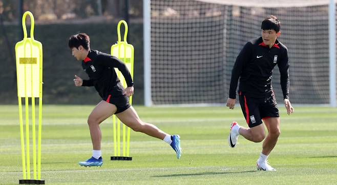 국가대표 선후배 김민재와 이강인이 유럽축구연맹 챔피언스리그 무대에서 맞대결을 펼친다. 사진은 지난해 1월 국가대표팀 훈련에 나선 이강인(왼쪽)과 김민재. /사진=뉴스1