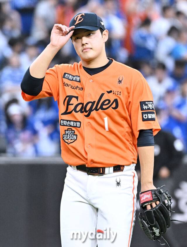 18일 오후 대전광역시 중구 대전 한화생명볼파크에서 진행된 '2025 프로야구 KBO리그 포스트시즌' 플레이오프(PO) 1차전 한화이글스와 삼성라이온즈의 경기. 한화 문동주가 8회초를 무실점으로 막은 뒤 마운드를 내려오고 있다./대전=송일섭 기자 andlyu@mydaily.co.kr