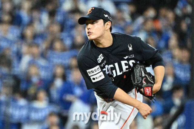 21일 대구 삼성라이온즈파크에서 열린 '2025 신한 SOL BANK KBO 포스트 시즌' 삼성 라이온즈와 한화 이글스 플레오이프(PO) 3차전 경기. 한화 문동주가 6회말 무사 1루에 교체돼 마운드에 올라 힘차게 투구하고 있다./대구=한혁승 기자 hanfoto@mydaily.co.kr