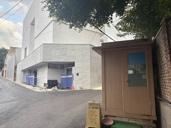 현대주택단지 초입부에 마련된 경비초소의 모습. 정주원 기자