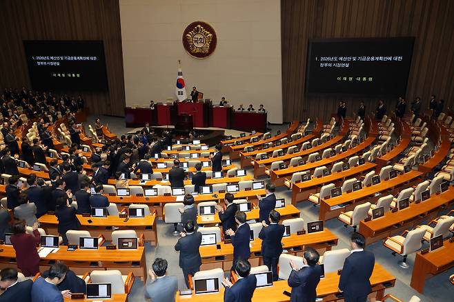 이재명 대통령이 4일 내년도 정부 예산안에 대한 시정연설 하기 위해 국회 본회의장으로 들어서며 의원들과 악수하고 있다. [연합]
