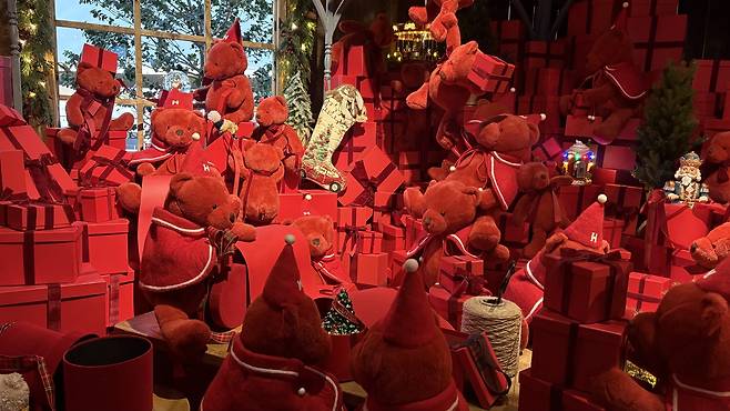 더현대 서울의 2025 크리스마스 장식 ‘ATELIER DE NOËL; made with love(크리스마스 공방: 사랑을 듬뿍 담아’ 현장. 5개 공간 중 ‘포장 공방’ 모습  신현주 기자