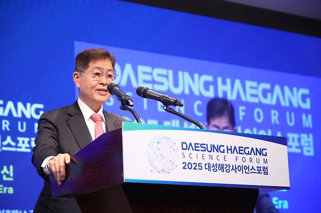 김영훈 대성그룹 회장이 4일 서울시 중구 웨스틴 조선 호텔에서 열린 ‘2025 대성해강사이언스포럼’에서 환영사를 하고 있다. [대성그룹 제공]