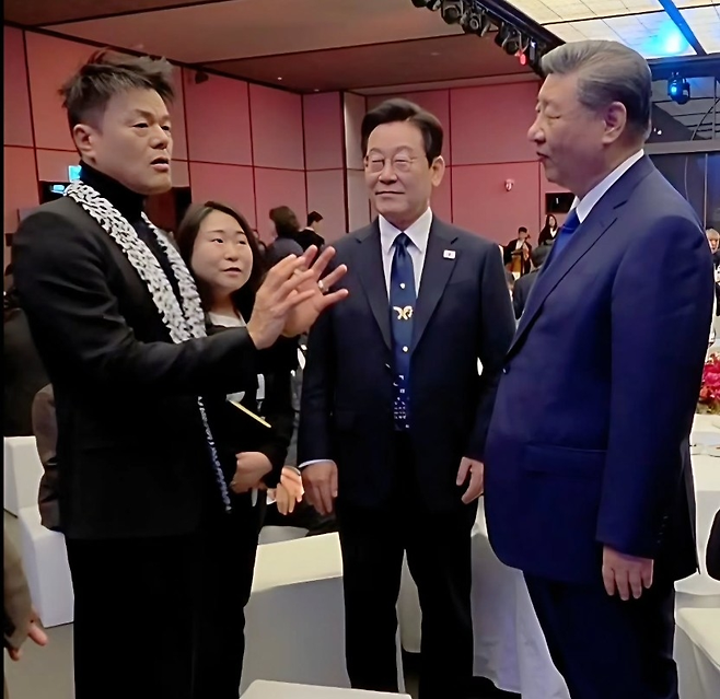 지난 1일 경주에서 진행된 국빈 만찬에서 이재명 대통령과 시진핑 중국 국가주석, 박진영 대중문화교류위원장이 대화하고 있다. [박진영 소셜 미디어 갈무리]