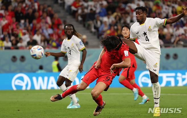 [알라이얀(카타르)=뉴시스] 조성우 기자 = 28일(현지시간) 카타르 알라이얀 에듀케이션 시티 스타디움에서 열린 2022 카타르 월드컵 H조 2차전 대한민국과 가나의 경기, 조규성이 추격골을 넣고 있다.  2022.11.28. xconfind@newsis.com