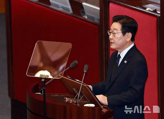 [서울=뉴시스] 고범준 기자 = 이재명 대통령이 4일 서울 여의도 국회에서 2026년도 정부 예산안에 대한 시정연설을 하고 있다. 2025.11.04. bjko@newsis.com