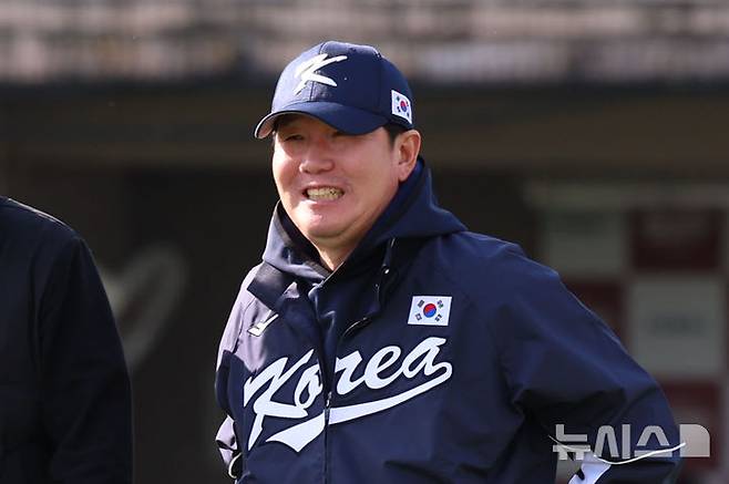 [고양=뉴시스] 권창회 기자 = 류지현 대한민국 야구 국가대표팀 감독이 2일 오후 경기 고양시 고양국가대표야구훈련장에서 첫 훈련을 진행하며 미소짓고 있다. 2025.11.02. kch0523@newsis.com
