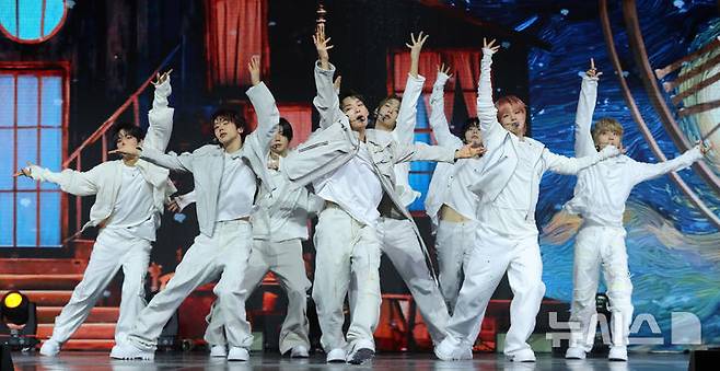 [서울=뉴시스] 김혜진 기자 = 그룹 아홉이 4일 오후 서울 광진구 예스24라이브홀에서 열린 두 번째 미니앨범 '더 패시지' 발매 기념 쇼케이스에서 무대를 선보이고 있다. 2025.11.04. jini@newsis.com