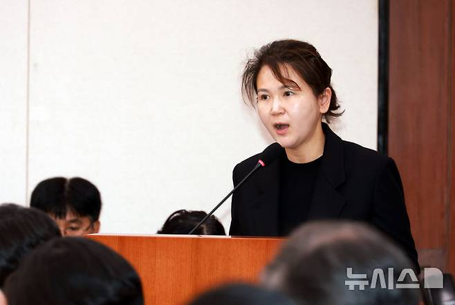 [서울=뉴시스] 고승민 기자 = 전지현 양육비이행관리원장이 4일 서울 여의도 국회에서 열린 성평등가족위원회의 성평등가족부 등 국정감사에서 업무보고를 하고 있다. 2025.11.04. kkssmm99@newsis.com