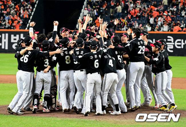[OSEN=대전, 지형준 기자] 2025시즌 우승팀은 무적 LG 트윈스다. 프로야구 LG 트윈스는 31일 대전 한화생명볼파크에서 열린 2025 신한 SOL뱅크 KBO 한국시리즈(7전 4선승제) 한화 이글스와의 5차전에서 4-1로 승리했다. 정규시즌 1위 LG는 시리즈 전적 4승 1패로 통합우승 금자탑을 쌓았다. LG의 통합우승은 1990년, 1994년, 2023년에 이은 통산 4번째다. 염경엽 감독은 2023년 부임 후 3년 사이 팀을 두 차례나 정상에 올려놓는 위대한 업적을 달성했다. LG 선수들이 우승을 기뻐하고 있다. 2025.10.31 /jpnews@osen.co.kr