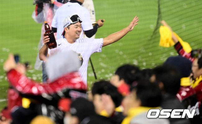 [OSEN=잠실, 조은정 기자]LG 트윈스는 13일 서울 잠실구장에서 열린 2023 KBO리그 한국시리즈(7전 4선승제) 5차전 KT 위즈와 경기에서 6-2로 승리했다. 이로써 LG는 1차전을 패한 후 4연승을 거두며 한국시리즈 우승을 차지했다. LG 고우석이 샴페인 세리머니를 하고 있다. 2023.11.13 /cej@osen.co.kr