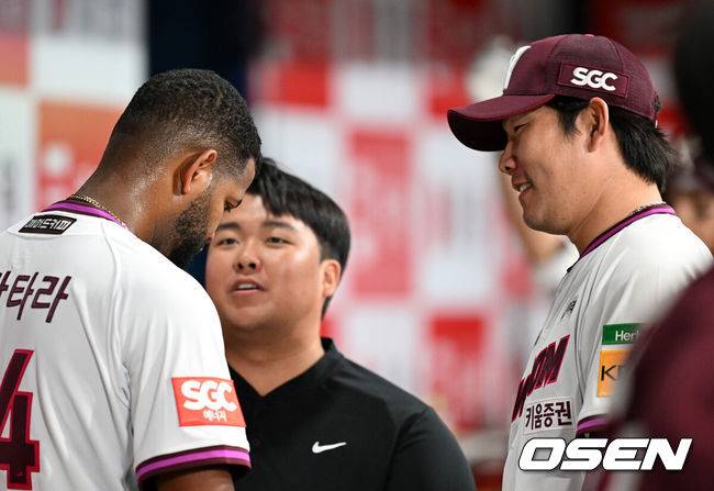[OSEN=고척, 이대선 기자] 1일 오후 서울 고척스카이돔에서 2025 신한 SOL Bank KBO리그 키움 히어로즈와 두산 베어스의 경기가 열렸다.키움은 알칸타라, 두산은 최승용을 선발 투수로 내세웠다.6회초 수비를 마친 키움 알칸타라가 정찬헌 코치와 이야기를 나누고 있다. 2025.06.01 /sunday@osen.co.kr