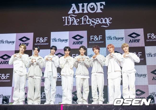 [OSEN=박준형 기자] 4일 서울 광장동 예스24 라이브홀에서 그룹 아홉(AHOF)의 두 번째 미니앨범 'The Passage(더 패시지)' 쇼케이스가 진행됐다.  아홉(스티븐, 서정우, 차웅기, 장슈아이보, 박한, 제이엘, 박주원, 즈언, 다이스케)의 이번 '더 패시지' 앨범은 타이틀곡 '피노키오는 거짓말을 싫어해'를 포함해 총 다섯 개의 곡이 수록됐다.  그룹 아홉이 포즈를 취하고 있다. 2025.11.04 / soul1014@osen.co.kr