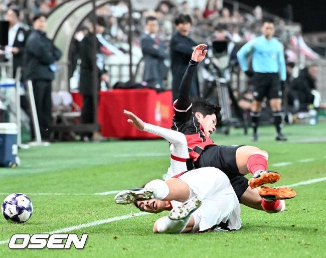 [OSEN=서울월드컵경기장, 민경훈 기자] 4일 오후 서울 상암동 서울월드컵경기장에서 '2025-2026 아시아축구연맹(AFC) 챔피언스리그 엘리트(ACLE) 리그'  스테이지 4차전 FC서울과 청두 룽청의 경기가 진행됐다.서울은 ACLE 앞선 3경기에서 1승 1무 1패를 거둬 12개 팀 중 6위에 올라가 있다.전반 서울 최준이 볼다툼을 하며 넘어지고 있다. 2025.11.04 / rumi@osen.co.kr