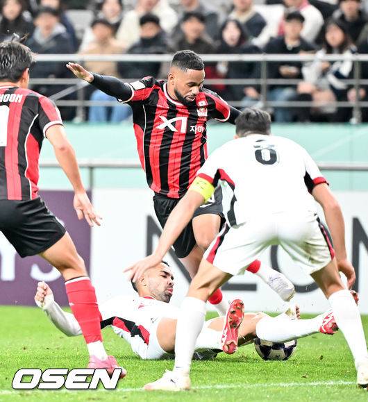 [OSEN=서울월드컵경기장, 민경훈 기자] 4일 오후 서울 상암동 서울월드컵경기장에서 '2025-2026 아시아축구연맹(AFC) 챔피언스리그 엘리트(ACLE) 리그'  스테이지 4차전 FC서울과 청두 룽청의 경기가 진행됐다.서울은 ACLE 앞선 3경기에서 1승 1무 1패를 거둬 12개 팀 중 6위에 올라가 있다.전반 서울 안데르손이 슛에 실패하고 있다. 2025.11.04 / rumi@osen.co.kr