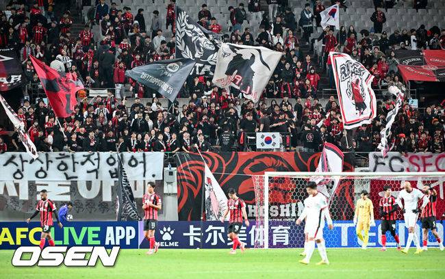 [OSEN=서울월드컵경기장, 민경훈 기자] 4일 오후 서울 상암동 서울월드컵경기장에서 '2025-2026 아시아축구연맹(AFC) 챔피언스리그 엘리트(ACLE) 리그'&nbsp; 스테이지 4차전 FC서울과 청두 룽청의 경기가 진행됐다.서울은 ACLE 앞선 3경기에서 1승 1무 1패를 거둬 12개 팀 중 6위에 올라가 있다.서울 축구팬들이 열띤 응원을 펼치고 있다. 2025.11.04 / rumi@osen.co.kr