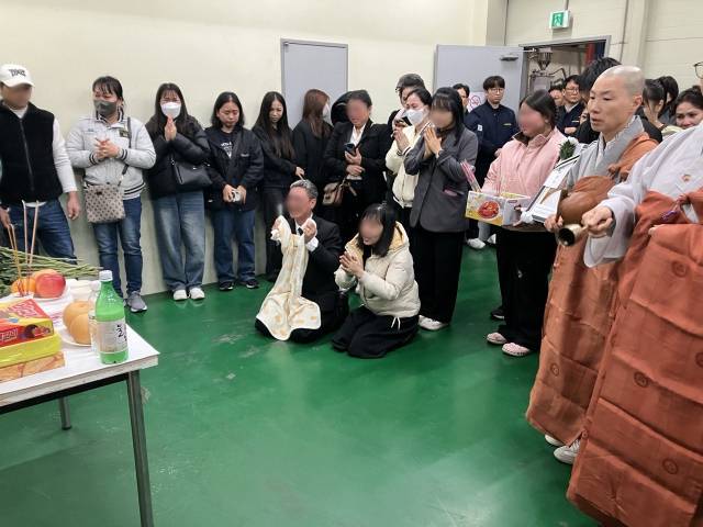 ▲10월 31일 뚜안 씨가 일했던 공장 안에서 뚜안 씨를 추모하는 노제가 열렸다. ⓒ프레시안(손가영)