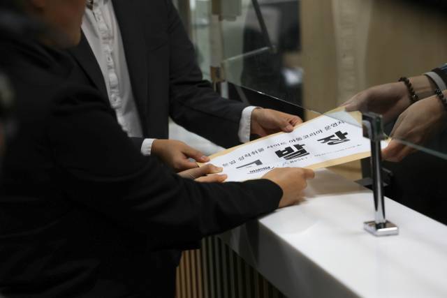 ▲여성의당과 프로젝트 리셋, 이경하법률사무소는 4일 서울 서대문구 경찰청 앞에서 기자회견을 열고 야동코리아 운영자를 성폭력범죄의 처벌 등에 관한 특례법 위반 및 정보통신망 이용촉진 및 정보보호 등에 관한 법률 위반 혐의로 공동고발한다고 밝혔다. ⓒ여성의당