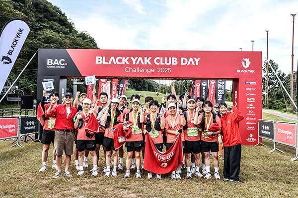 8km 코스를 완주한 시각장애인 러닝 크루 BYN 런투런. 이날을 위해 올해 초부터 시각장애인들과 헬퍼(자원봉사자)들이 호흡을 맞추며 훈련을 했다.