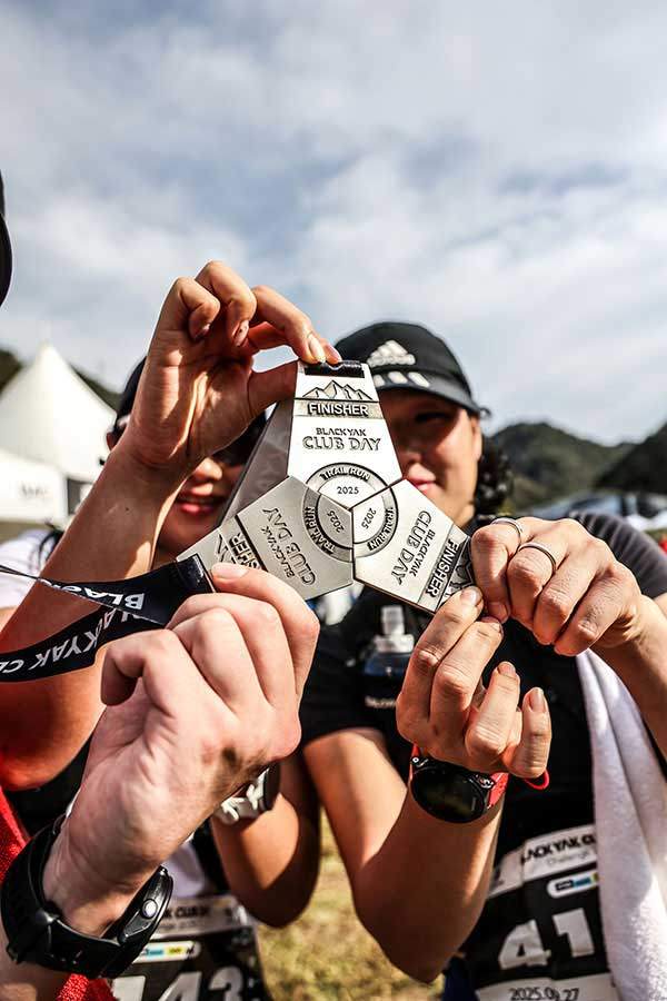 '트레일 런 챌린지' 완주자 3명이 완주 메달을 맞췄다.