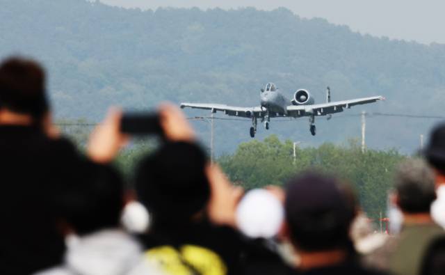 11일 경기도 평택시 주한미공군 오산기지에서 열린 '오산 에어 파워 데이 2025'에서 A-10 공격기가 시범비행을 마치고 착륙하고 있다. 사진은 기사 내용과 무관함. 연합뉴스