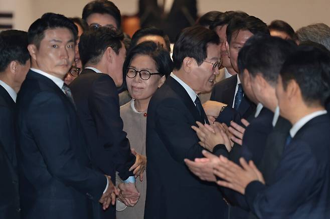 이재명 대통령이 4일 서울 여의도 국회에서 시정연설을 마친 뒤 더불어민주당의 정청래 대표, 최민희 과방위원장 등과 인사하고 있다. ⓒ국회사진기자단