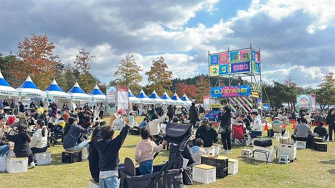 11월1일부터 2일까지 삼국유사테마파크에서 열린 '2025 군위 바베큐 축제' 현장 ⓒ군위군 제공
