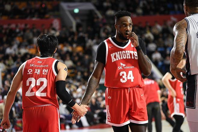 SK 자밀 워니(오른쪽)는 4일 잠실서 열린 KCC와 홈경기서 더블-더블을 기록했다. 부상 복귀 직후 곧바로 팀 승리를 이끌며 에이스로서 존재감을 과시했다. 사진제공｜KBL