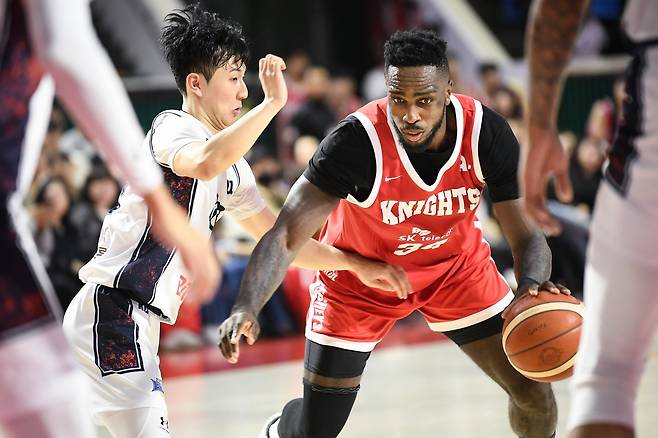 SK 자밀 워니(오른쪽)는 4일 잠실서 열린 KCC와 홈경기서 더블-더블을 기록했다. 부상 복귀 직후 곧바로 팀 승리를 이끌며 에이스로서 존재감을 과시했다. 사진제공｜KBL