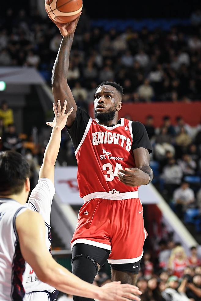 SK 자밀 워니는 4일 잠실서 열린 KCC와 홈경기서 더블-더블을 기록했다. 부상 복귀 직후 곧바로 팀 승리를 이끌며 에이스로서 존재감을 과시했다. 사진제공｜KBL