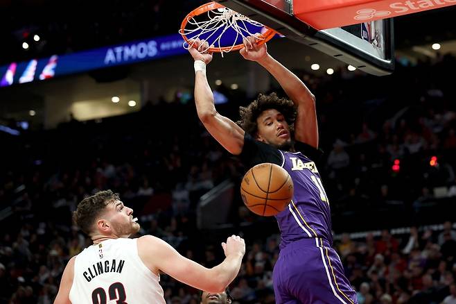 LA 레이커스 잭슨 헤이즈가 4일 포틀랜드전에서 덩크슛을 터뜨리고 있다. AFP연합뉴스