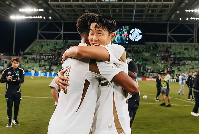 ▲ 축구 통계 매체 '풋몹'은 손흥민에게 평점 8.6점을 부여했다. 양 팀을 통틀어 두 번째로 높은 점수였다. 최고 평점은 멀티골을 기록한 부앙가(9.3점)에게 돌아갔지만, 손흥민의 영향력은 결코 뒤지지 않았다. 팀의 모든 공격 전개가 손흥민을 중심으로 이뤄졌고, 오스틴 수비는 그를 막기 위해 끊임없이 라인을 무너뜨릴 수밖에 없었다. ⓒ LAFC