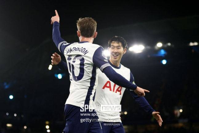 ▲ 생애 첫 우승에 손흥민은 눈물을 흘렸다. 누구보다 좋아하고 감격했다. 부상으로 경기에 나서지 못한 제임스 매디슨은 손흥민에게 곧바로 다가가 축하의 메시지를 전달했다. 서로 부둥켜안고 격려했다.